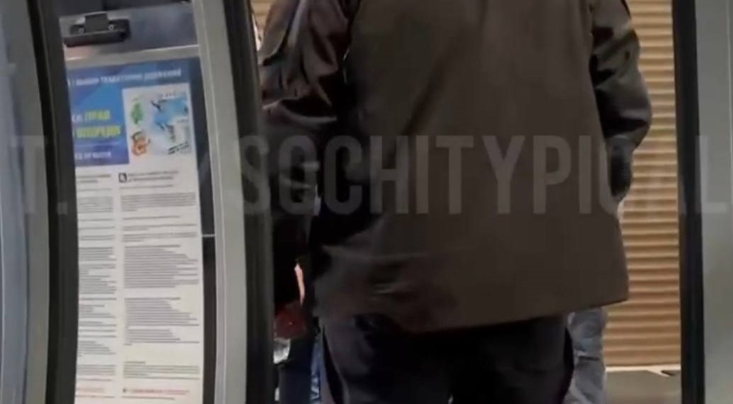 В Сочи девушку обвинили в фальшивом ски-пассе и вытащили за ногу из кабинки