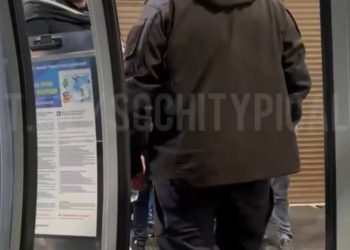 В Сочи девушку обвинили в фальшивом ски-пассе и вытащили за ногу из кабинки