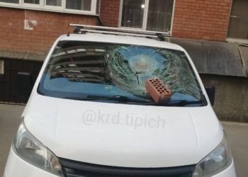 В Краснодаре пьяные люди сбросили с 8-го этажа кирпич на Mitsubishi