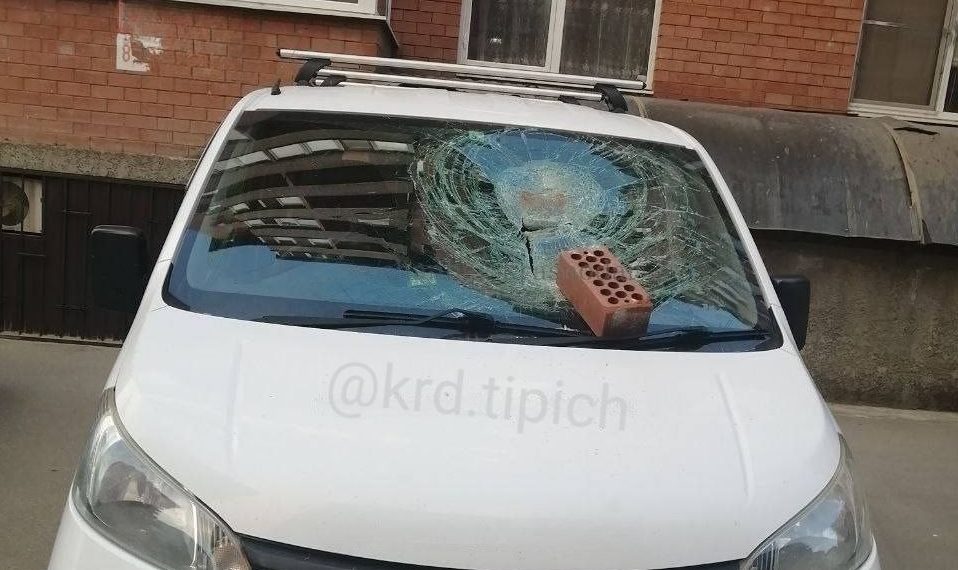 В Краснодаре пьяные люди сбросили с 8-го этажа кирпич на Mitsubishi