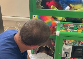 В Новороссийске спасли застрявшего головой в автомате с игрушками мальчика