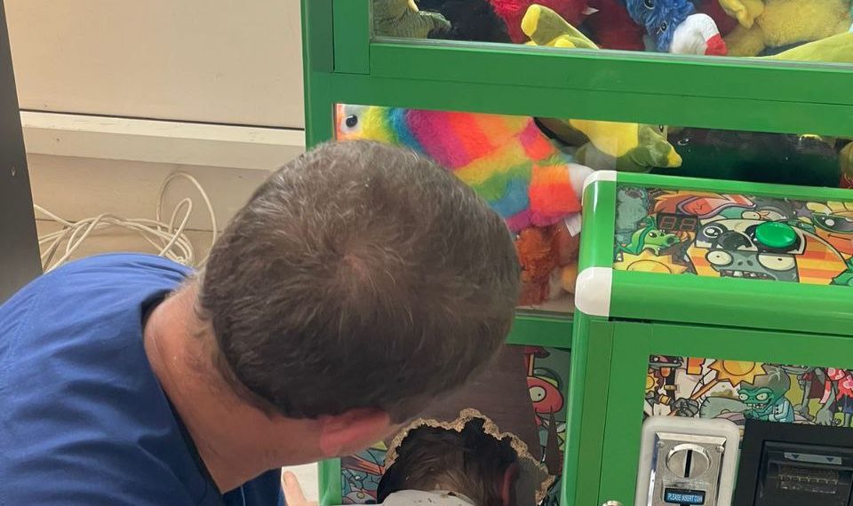 В Новороссийске спасли застрявшего головой в автомате с игрушками мальчика