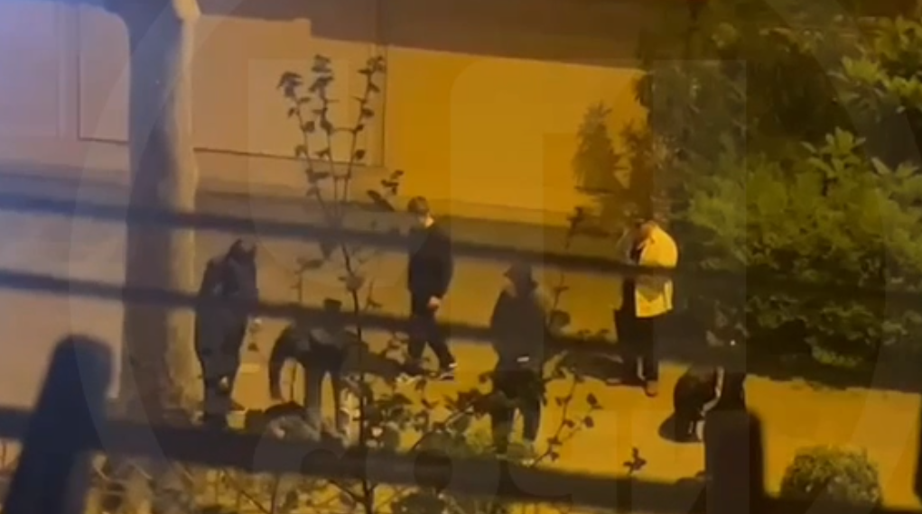 В Сочи наказали мужчину, спровоцировавшего толпу парней