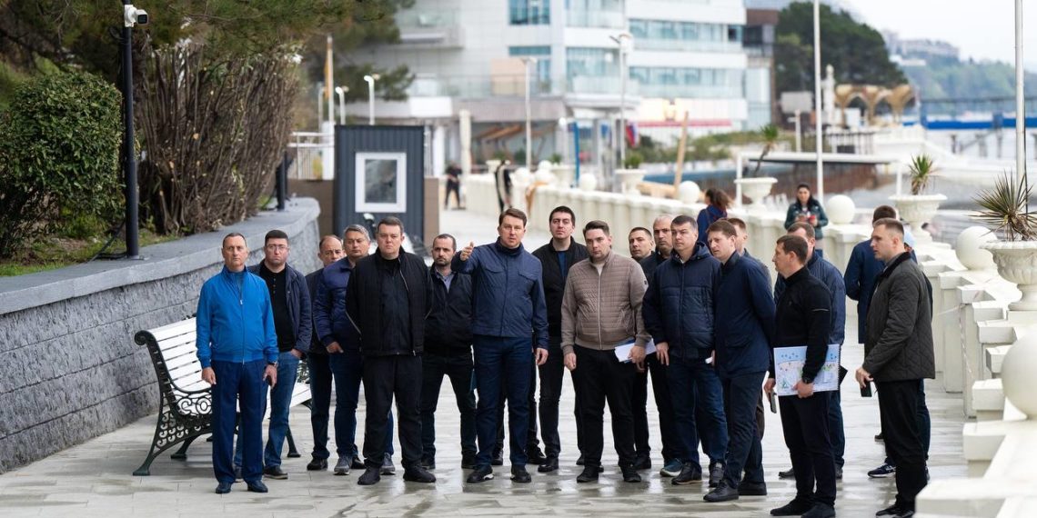 Копайгородский провел рабочий обход пляжей в центре Сочи