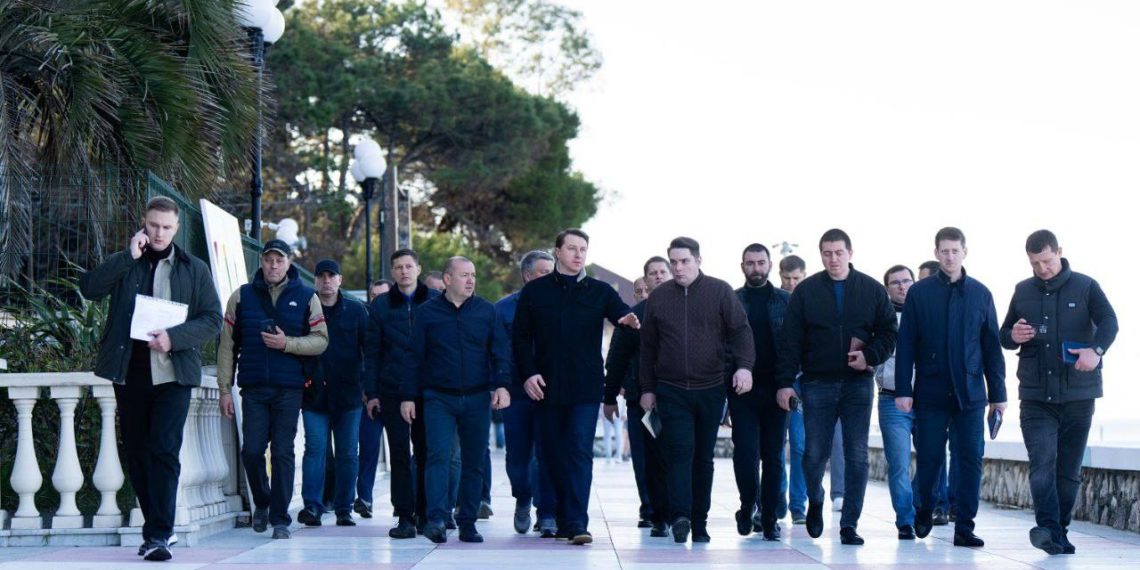 Копайгородский провел обход пляжей Адлерского района Сочи