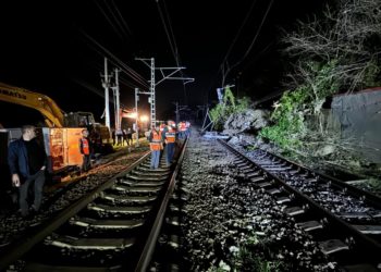 В Сочи оползень сошел на пути и перекрыл движение поездов