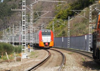 В Сочи полностью восстановили движение поездов после оползня