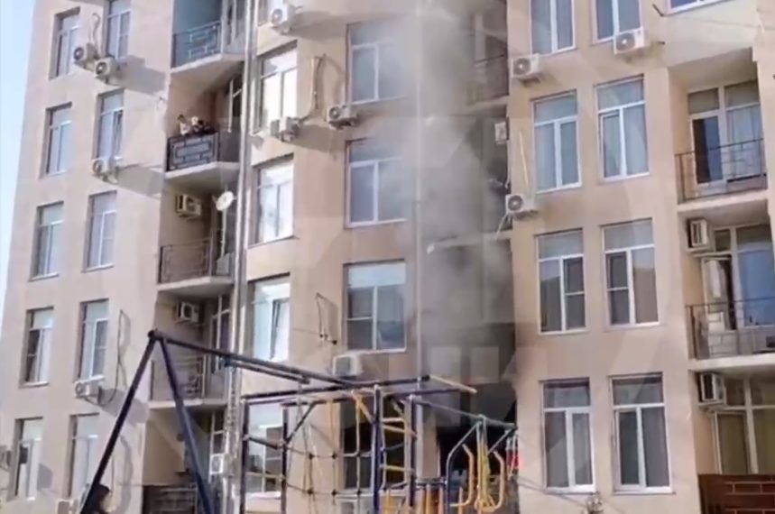 Из горящего дома в Сочи эвакуировали 35 человек