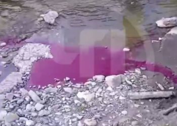 В сочинскую реку вытекает неизвестная жидкость сиреневого цвета