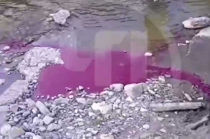 В сочинскую реку вытекает неизвестная жидкость сиреневого цвета