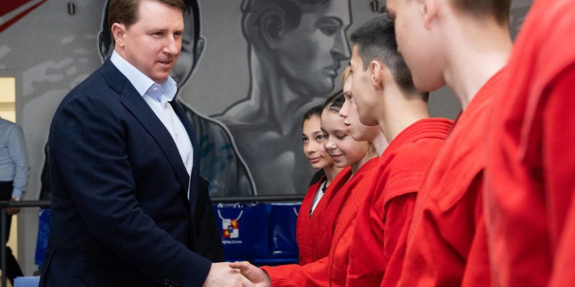 Копайгородский проводил команду юных сочинских самбистов в Москву