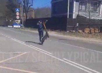 В Сочи подросток ехал на одном колесе самоката прямо по дороге