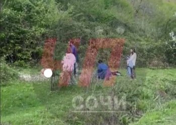 В Сочи эротические съемки рядом с дорогой попали на видео