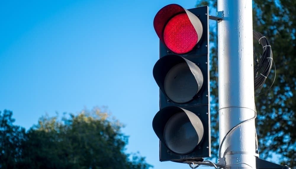 В Краснодаре светофор упал на женщину