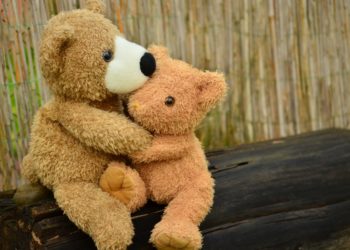 Жители Анапы несли цветы и игрушки к месту гибели 7-летней девочки