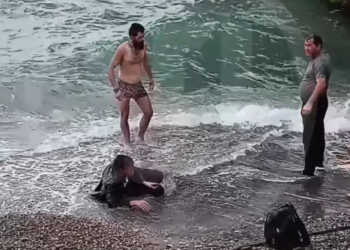 В Сочи у берегов моря спасли тонувшего человека с тремя сумками в одежде