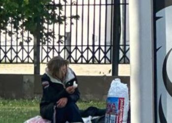 При лужке: в Краснодаре две женщины уже несколько дней живут на газоне