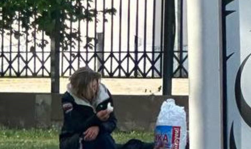 При лужке: в Краснодаре две женщины уже несколько дней живут на газоне