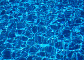 В Адыгее уборщица спасла тонущую в бассейне девочку