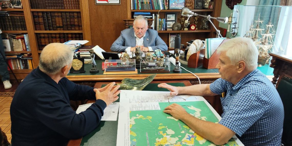 Константин Затулин обсудил с сочинцами ремонт дорог и земельные вопросы