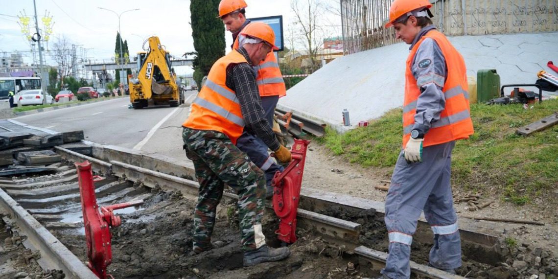 Копайгородский: в Адлере начали восстанавливать железнодорожный переезд