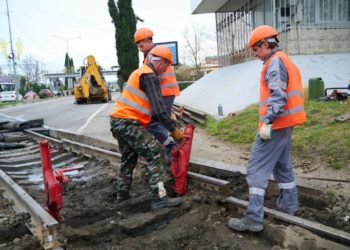Копайгородский: в Адлере начали восстанавливать железнодорожный переезд