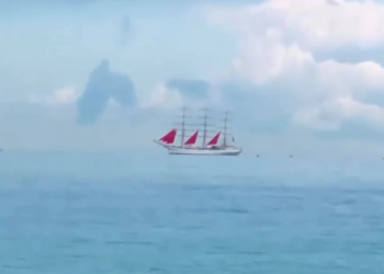 Это не фотошоп: в Сочи над водой парило судно с алыми парусами