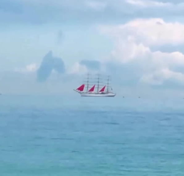 Это не фотошоп: в Сочи над водой парило судно с алыми парусами
