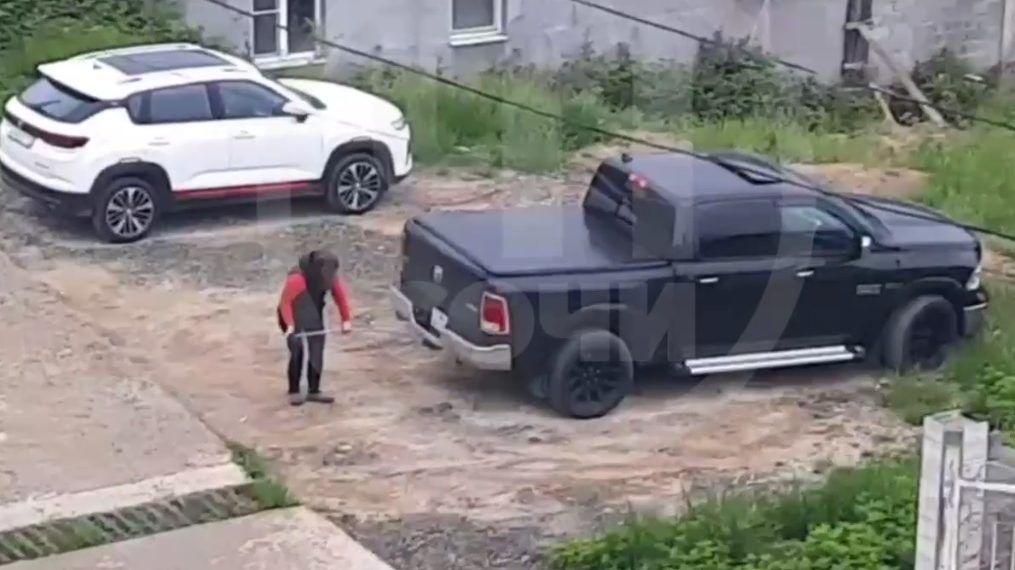 В Сочи неадекватная женщина разбила автомобиль