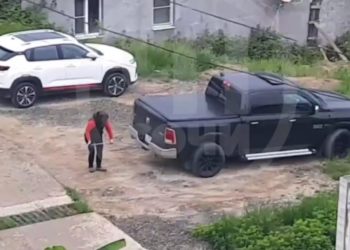 В Сочи неадекватная женщина разбила автомобиль