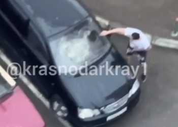 В Краснодаре мужчина крушил автомобиль ножом и сковородой