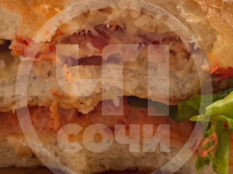 После булок с лобковыми волосами в Сочи стали продавать бургеры с живым мясом