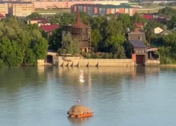 На реке Кубань заметили плавучий шатер в форме черепахи