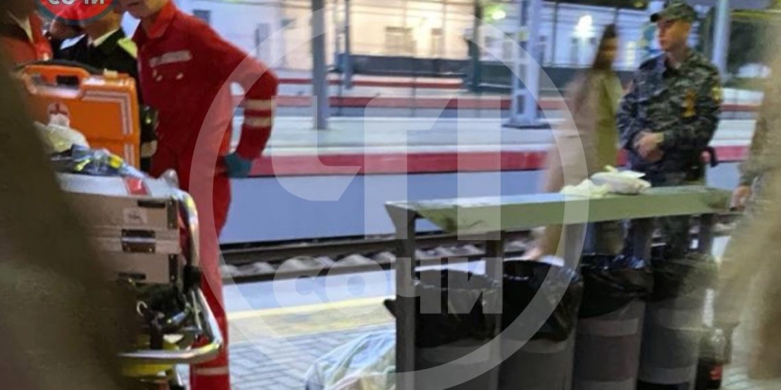 В Сочи на платформе железнодорожного вокзала около урн скончался мужчина