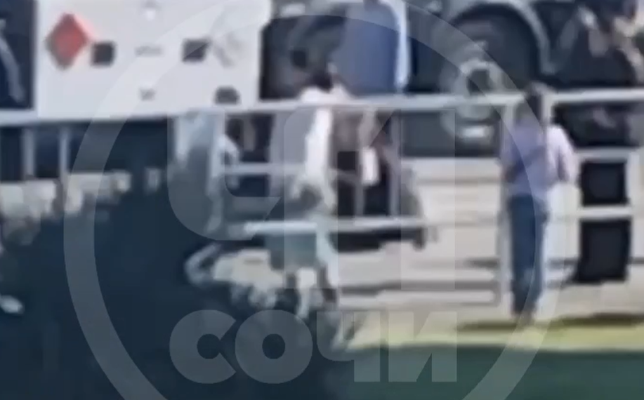 В Сочи автомобиль сбил девочку-подростка, последствия ДТП сняли на видео