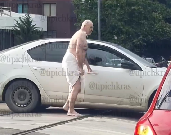 Обмотанный простыней мужчина с катетером в шее ходит по дорогам Краснодара