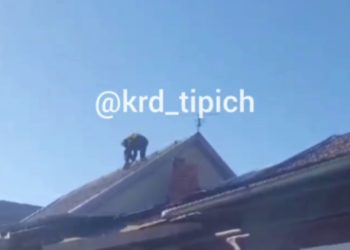 В Краснодаре мужчина бегал по крышам и размахивал куском трубы