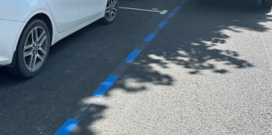 В Сочи на трех улицах нанесли синюю дорожную разметку