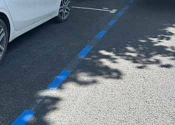 В Сочи на трех улицах нанесли синюю дорожную разметку