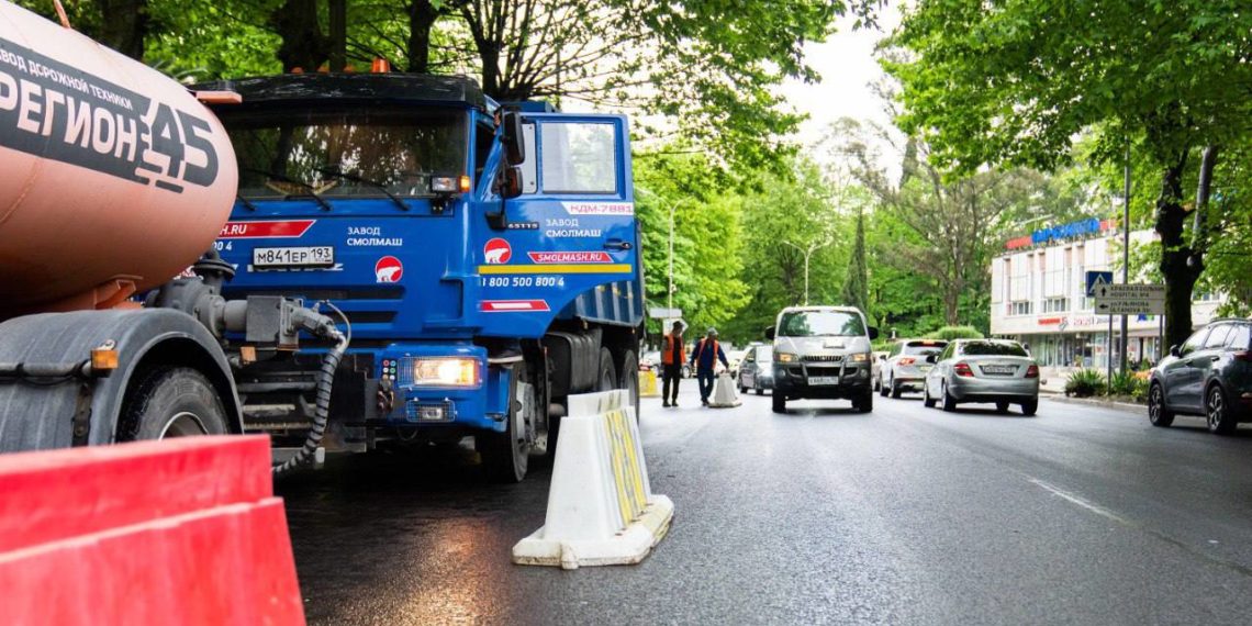 На улице Молокова в Сочи ремонтируют 11 тысяч квадратных метров дороги