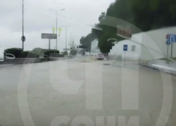 Из-за ливня в Сочи подтопило федеральную трассу