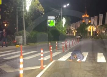 В Сочи неадекватный мужчина ползал прямо по дороге