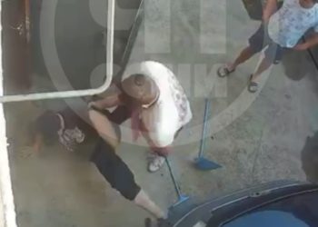 Сочинцу потребовалась помощь медиков после драки из-за собачьих фекалий