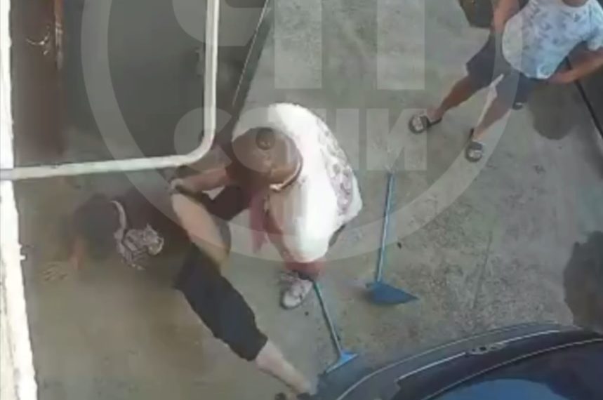 Сочинцу потребовалась помощь медиков после драки из-за собачьих фекалий