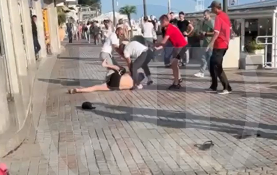 В Сочи двое мужчин подрались на набережной среди белого дня