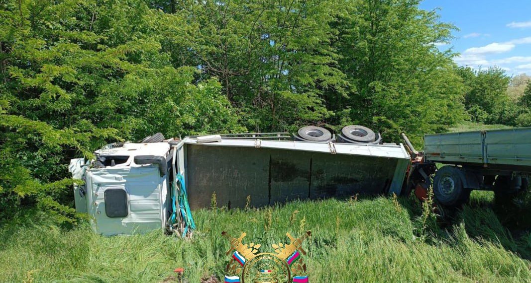 В Краснодарском крае водитель Fiat врезался в КамАЗ и погиб