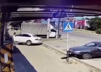 В Адыгее водитель перепутала педали и въехала в сидящую на лавочке женщину