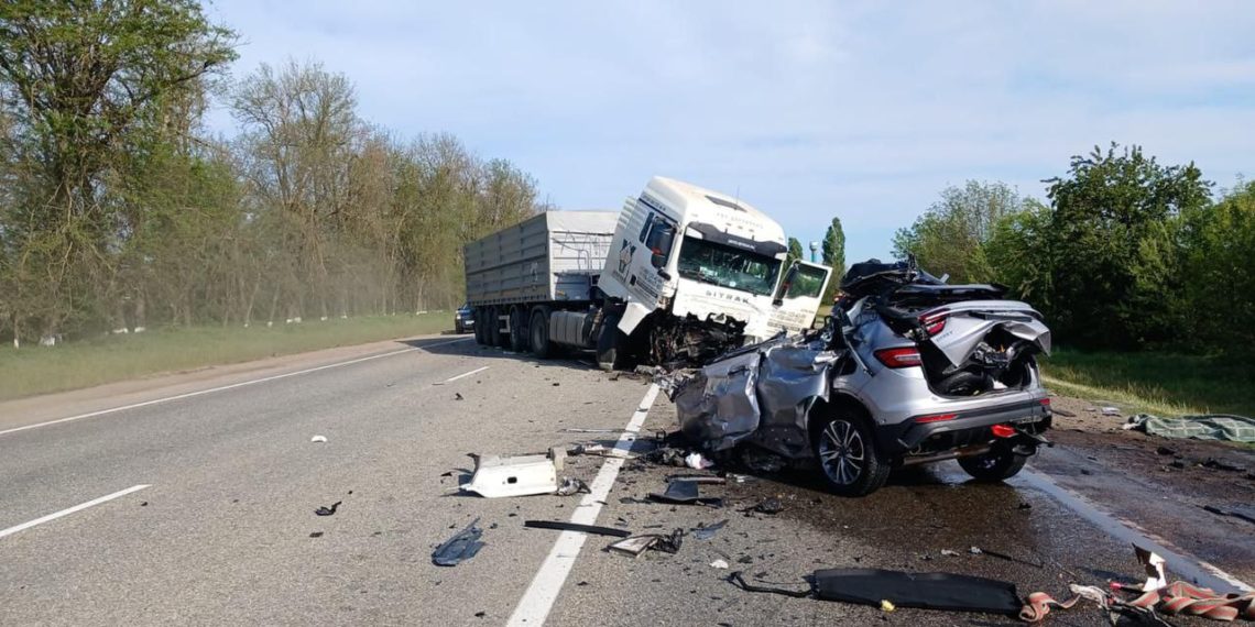 На Кубани 14-летний водитель Geely врезался в грузовик и погиб