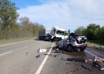 На Кубани 14-летний водитель Geely врезался в грузовик и погиб