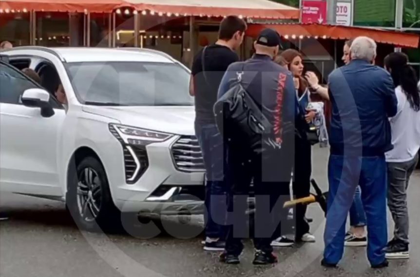 В Сочи иномарка сбила человека на электросамокате